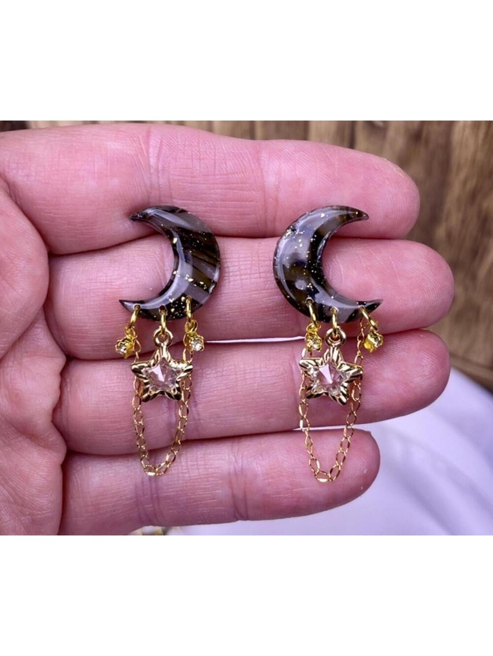 The Manstjarna Svart Drop Earrings